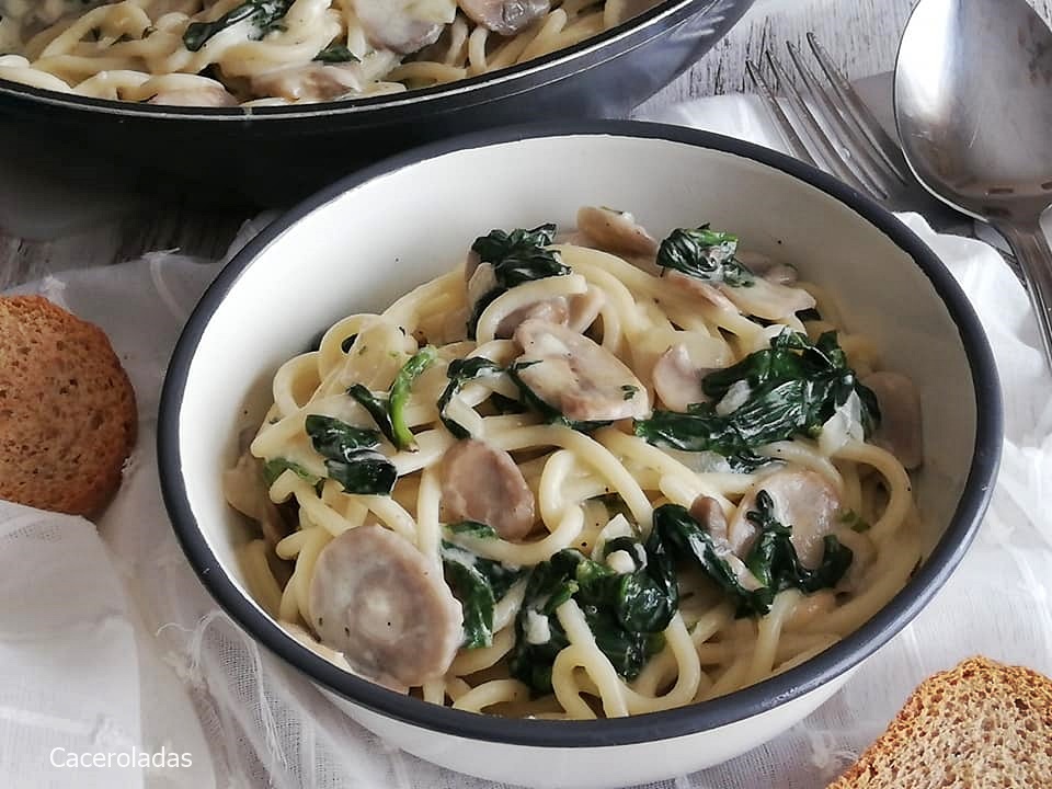 Pasta con espinacas y champiñones ¡Receta fácil y riquísima! Caceroladas