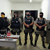 POLICIA MILITAR APREENDE ARMAS DE FOGO E CONDUZ SUSPEITO, EM MATURÉIA