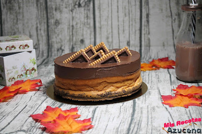 Tarta de queso con crema agria, chocolate y galletas.