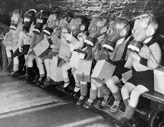Imagen antigua de terror de niños con mascaras de gas