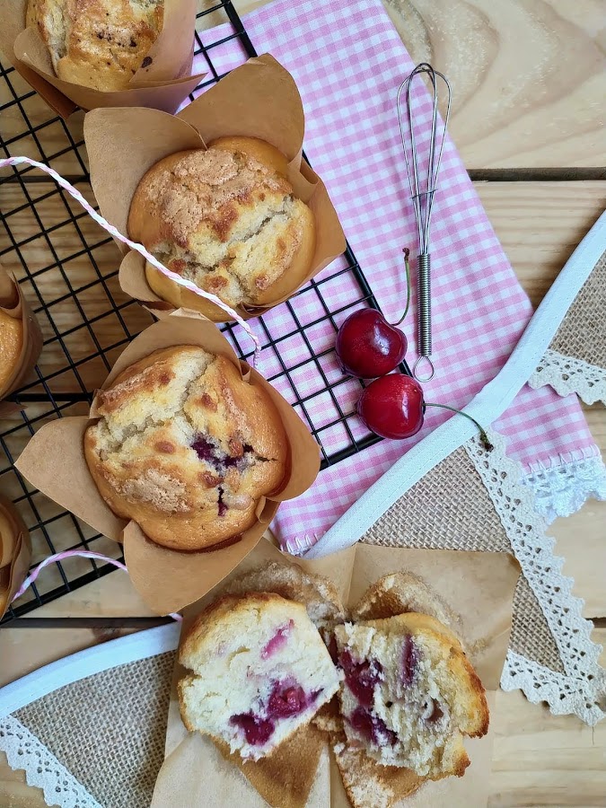 Muffins de cerezas. Cherry muffins. Desayuno, merienda, postre, fruta de temporada, receta fácil, esponjosos, jugosos, tiernos. Cuca