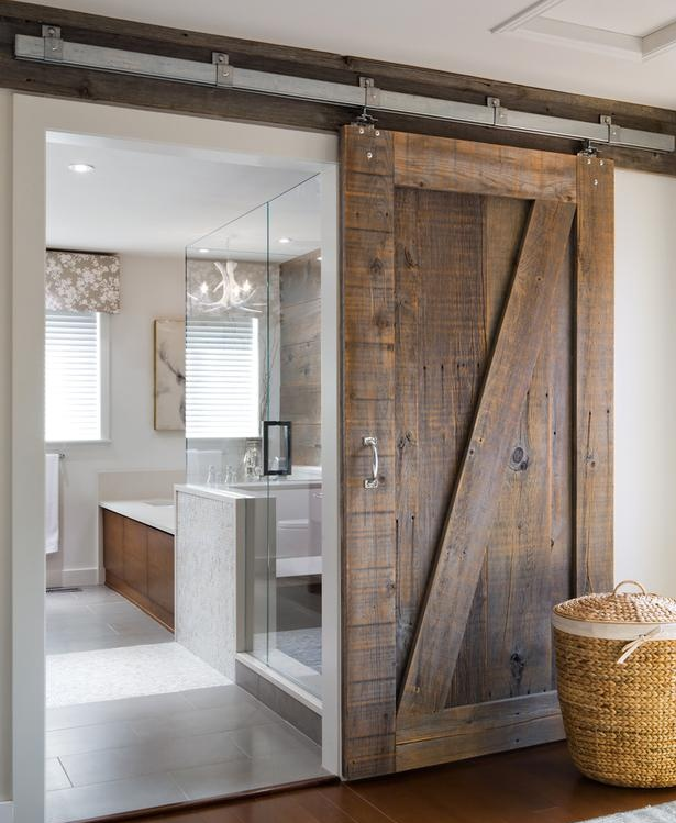 La Chica del Maletín: Puertas recicladas in & out