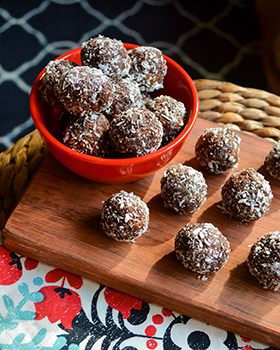 Brigadeiro (FAKE e FIT) de chocolate, coco e pasta de amendoim