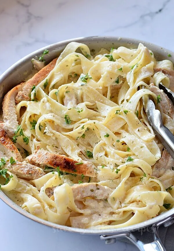 close up of a pan with chicken fettuccine alfredo
