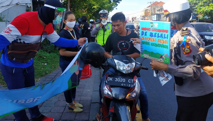 Gandeng Kepolisian, Astra Motor Bersama Komunitas PCX dan Larisa Bagikan Masker