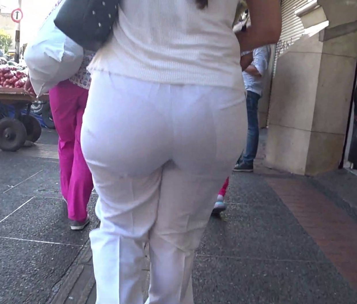 cola grande usando pantalones transparentes | Mujeres bellas en calle