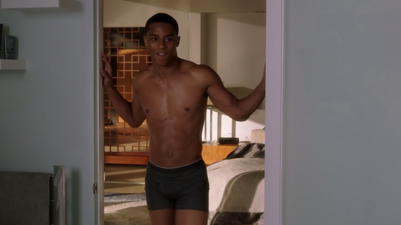Keith Powers shirtless in Famous In Love, Season 2, Ep 2.