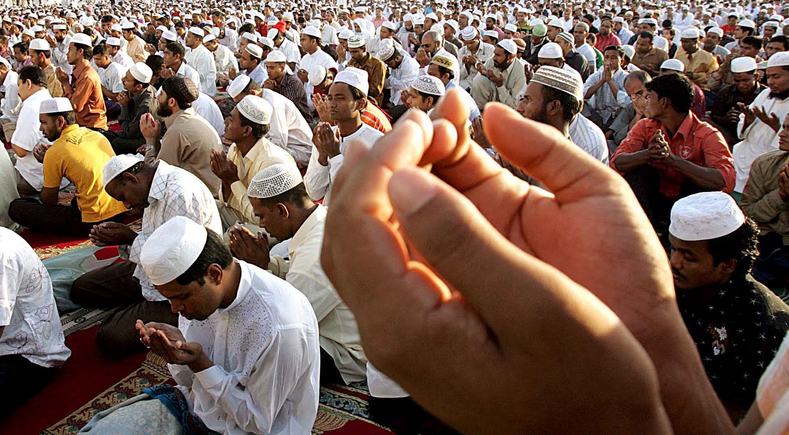 Дни молитвы у мусульман. Мусульманин молится. Религиозные праздники Ислама. Традиции мусульман. Обычаи мусульман.
