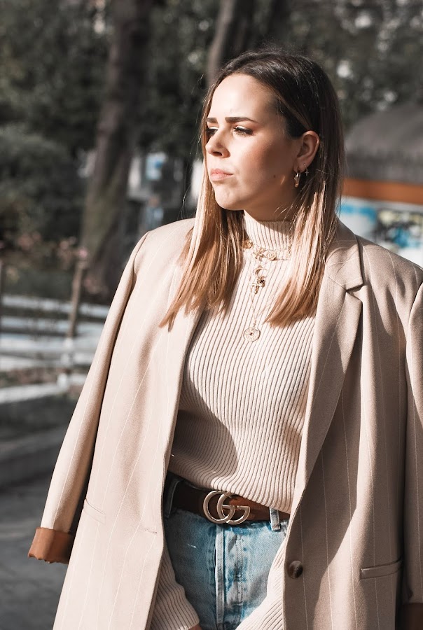 Outfit con blazer oversize en tonos tarrones