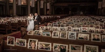 Com fotos de amigos e parentes nos bancos da Igreja, noivos realizam matrimônio