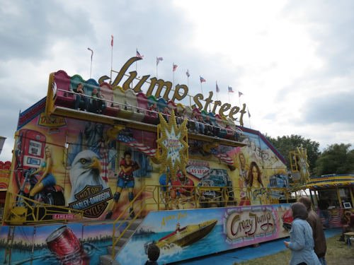 Les Neiges Cool Am Autoscooter Stehen Und Rauchen