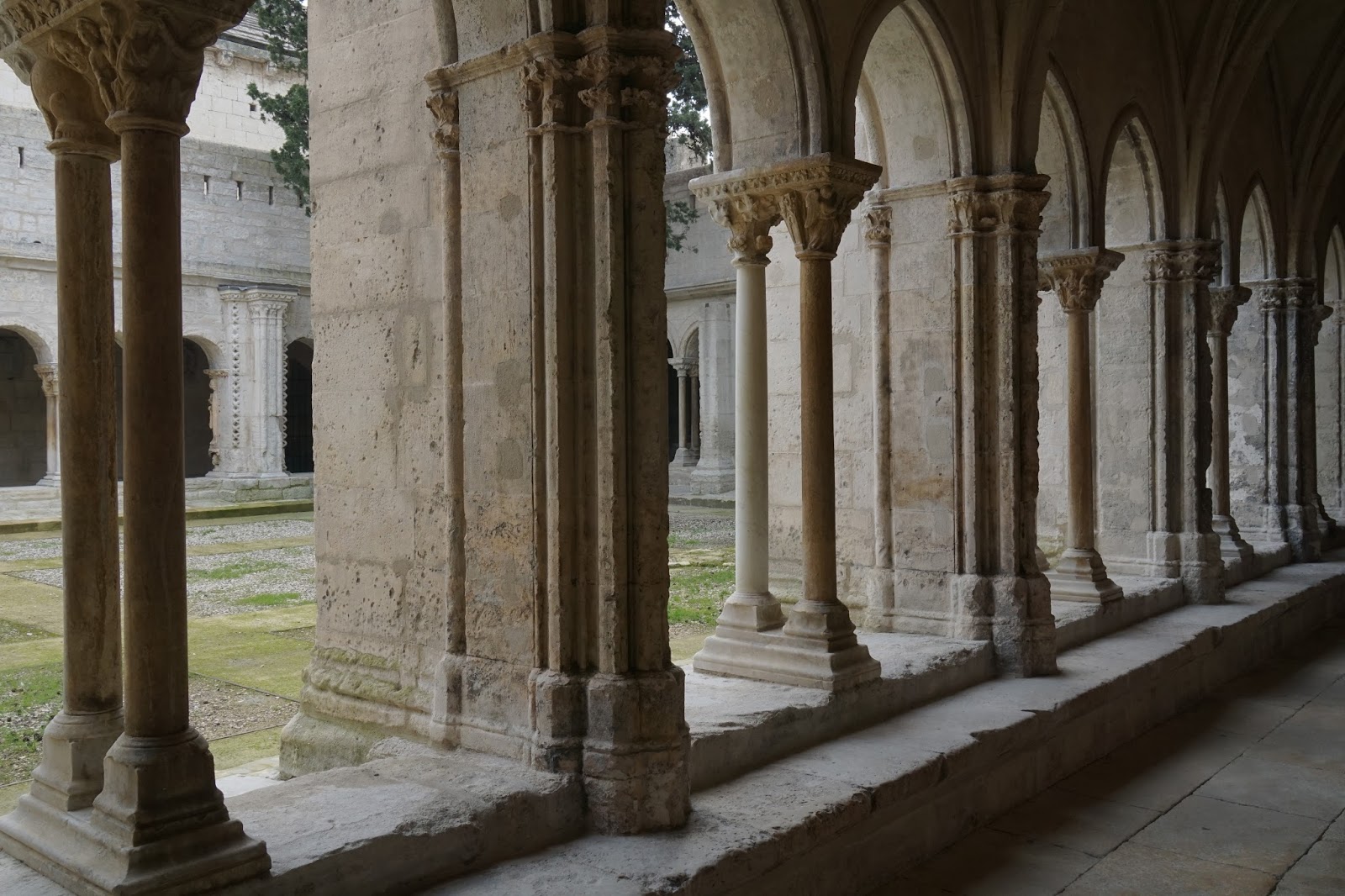 サン・トロフィーム教会の回廊（Le Cloître saint –Trophime）