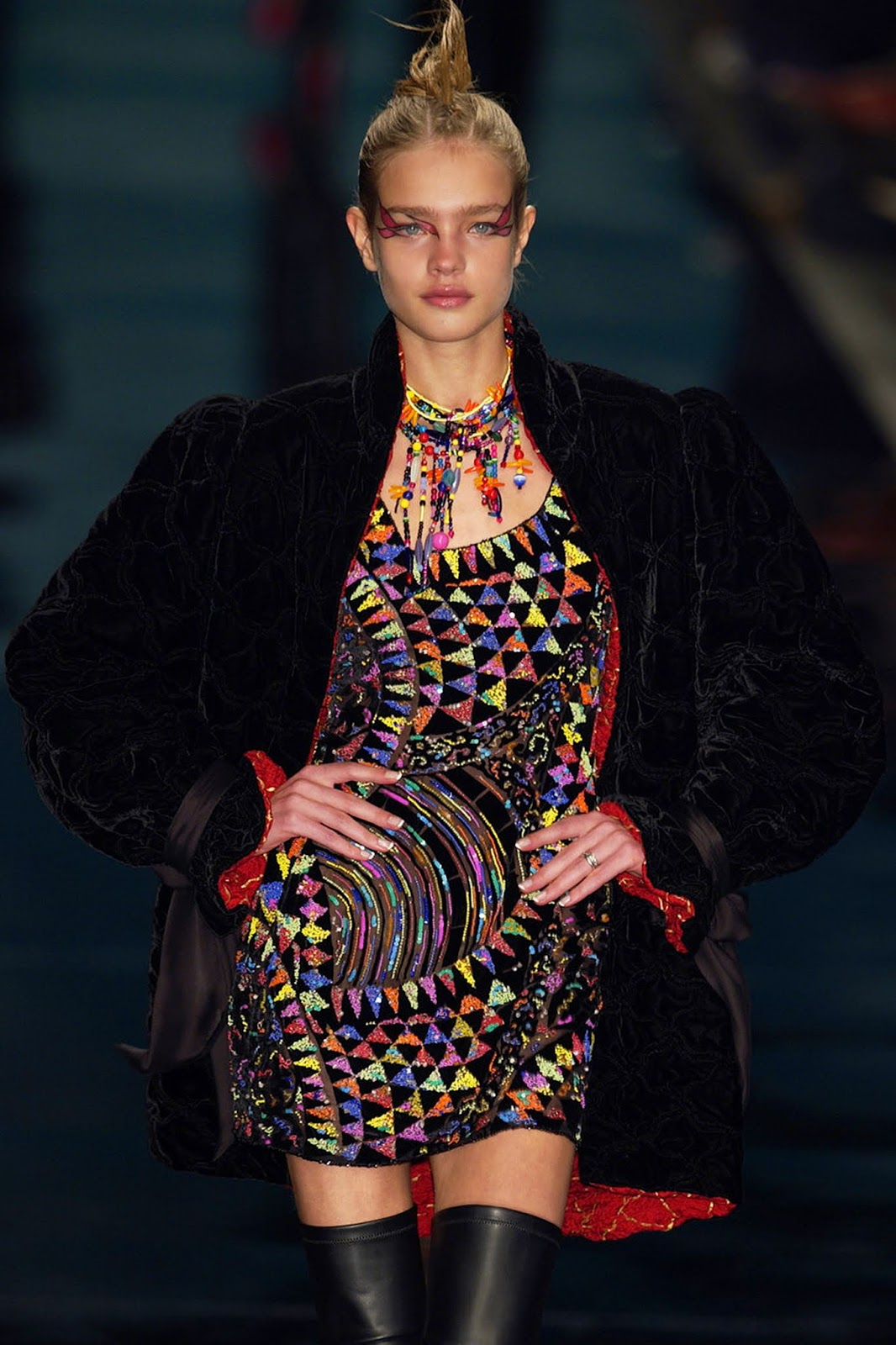 наталья водянова на подиуме гуччи. мода 2002 года. мода 2000-х. показ мод. журнал мод.