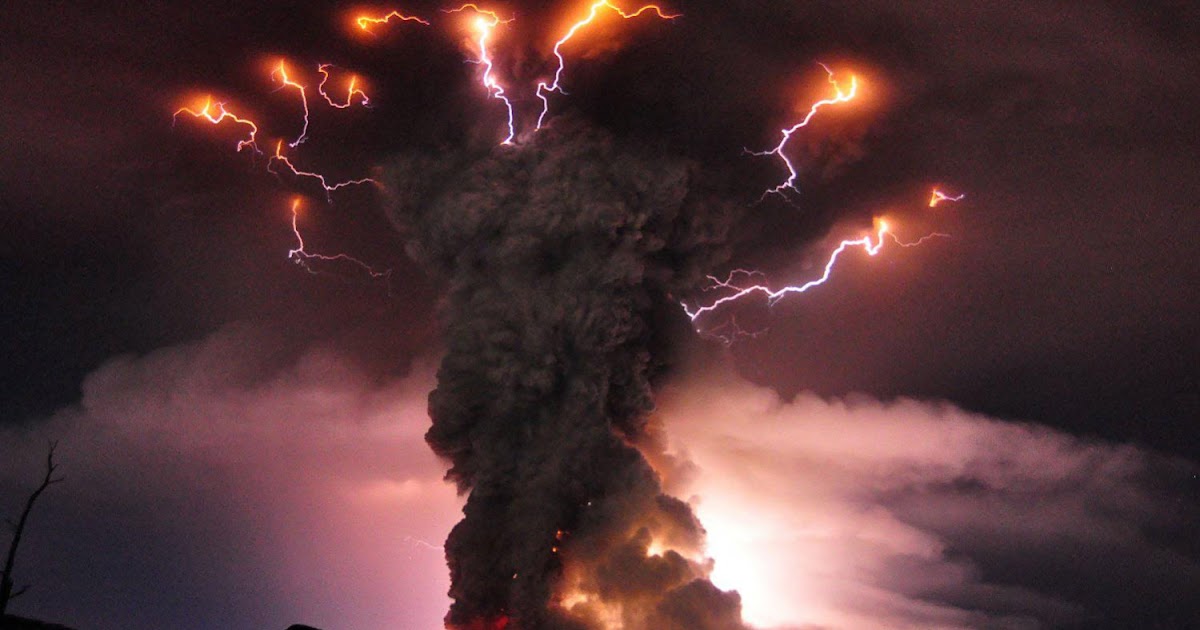 Stunning lightning photos taken during volcanic eruption