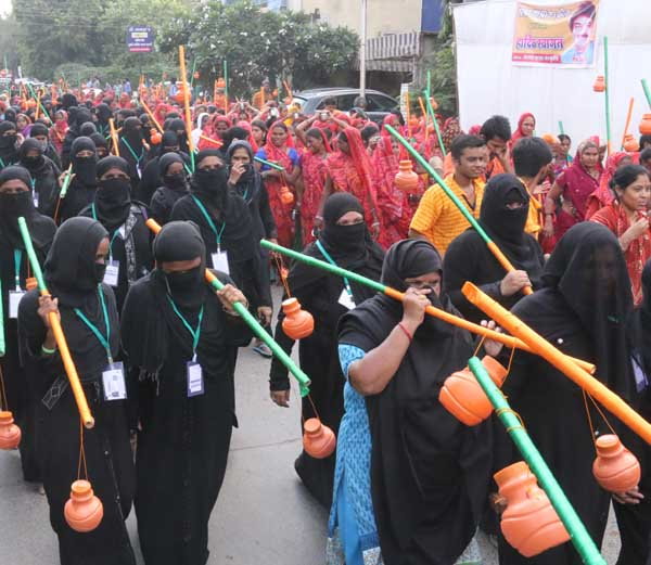 muslim-came-from-Muslim-women-the-Jalabhishek-कावड़ लेकर निकलीं मुस्लिम महिलाएं, किया जलाभिषेक