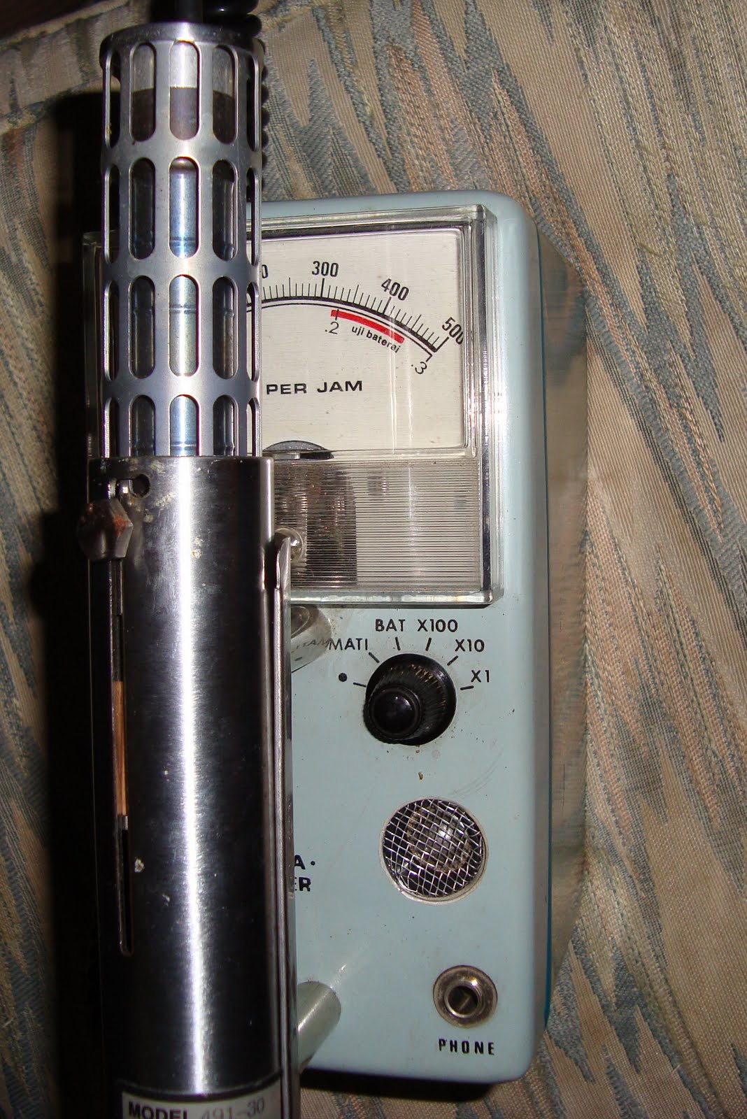 RADIO SELLER: NUCLEAR / Uranium Detector US $ 450.oo