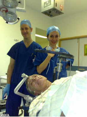 خانم گلاره محمدزاده جوانترین جراح مغز و اعصاب انگلستان که ایرانی هستند و افتخار ایرانیان عزیز !