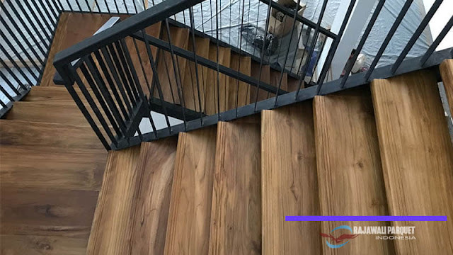 contoh pasang papan tangga kayu dengan alas Besi