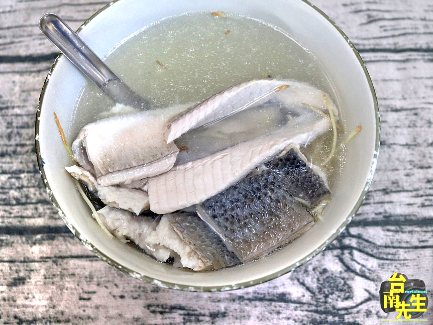 台南虱目魚湯/無店名無招牌飄香40多年/老饕私藏口袋名單/在地人從小吃到大/當天現宰用料新鮮/一大早就人潮滿滿