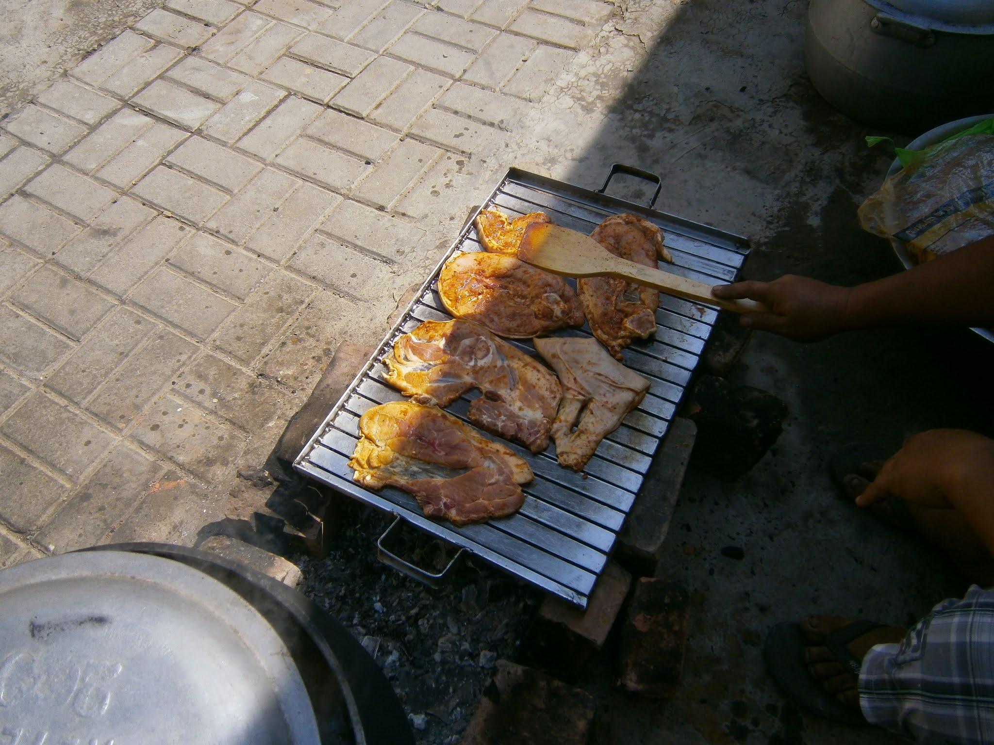 Descripción de la fotografía. Parrilla de chancho comida peruana hecha sobre parrilla y cocinada sobre brasas. Comida de la parrillada de chancho hecho sobre carbon y de sabor delicioso.