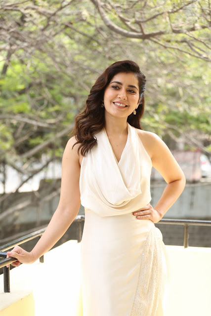 Raashi Khanna New Stills at World Famous Lover Movie Interview