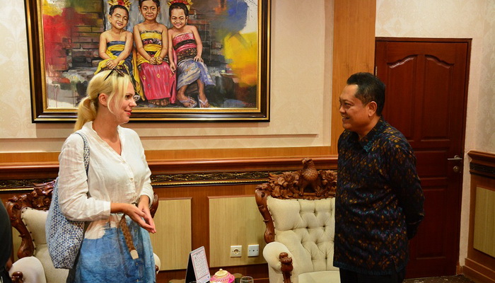 Didatangi Jurnalis Amerika, Rai Mantra Beberkan Strategi Pengurangan Sampah Plastik