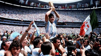 Maradona mengangkat trofi Piala Dunia 1986 setelah menyingkirkan Jerman Barat di Final