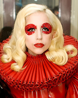 http://1.bp.blogspot.com/-kDYo9M_zb6E/TukrjRbUfsI/AAAAAAAASrI/9BvoBHoSXjo/s320/estilos_raros_de_peinados_de_lady_gaga_7.jpg