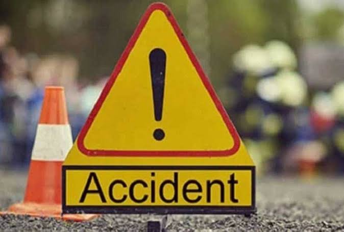 तेज रफ्तार कार अनियंत्रित होकर बाइक सवार युवक को रौंद।