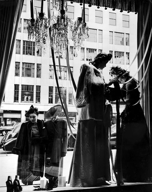 women-window-shopping-1942