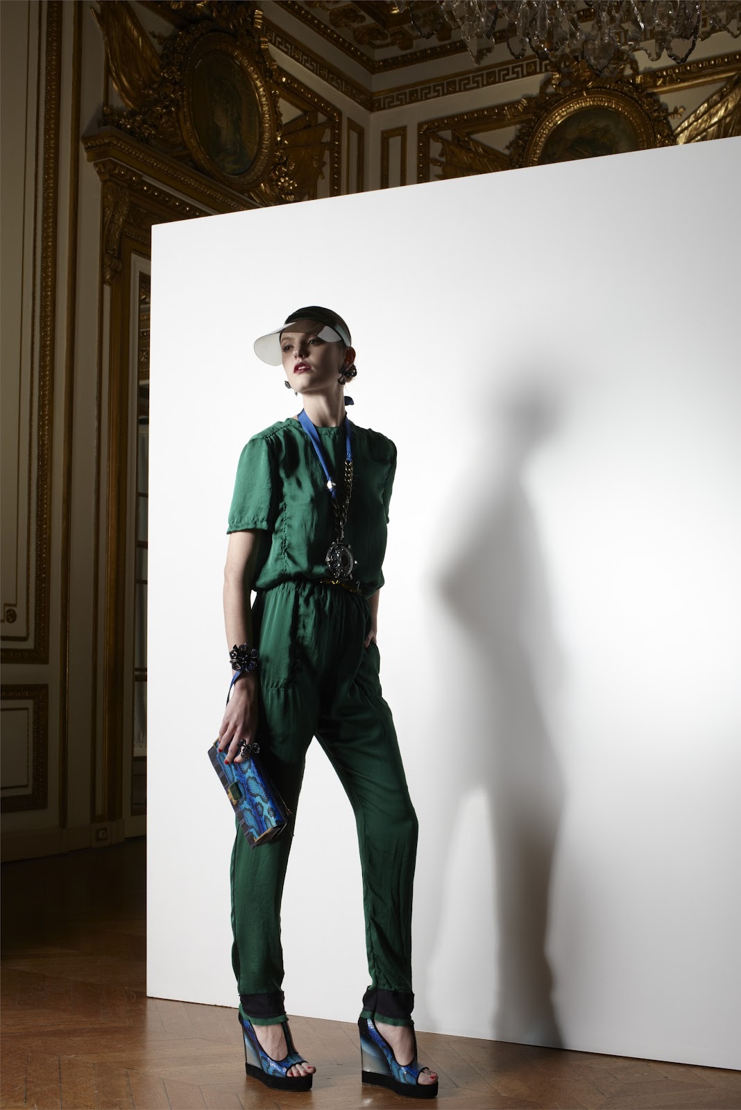 дизайнерские костюмы женские. платье креативное стильное. туфли донателлы версаче коллекция. коллекция одежды донателла версаче. Alberta ferretti ницца италия.