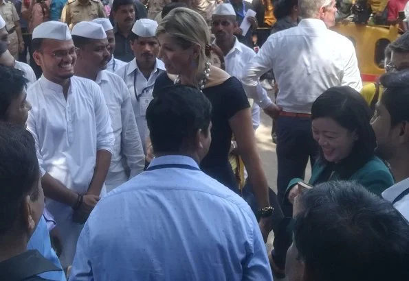 Queen Maxima wore a NATAN branded dress again which is her favorite brand. The wedding of Prince Harry and Meghan Markle by distributing sweets