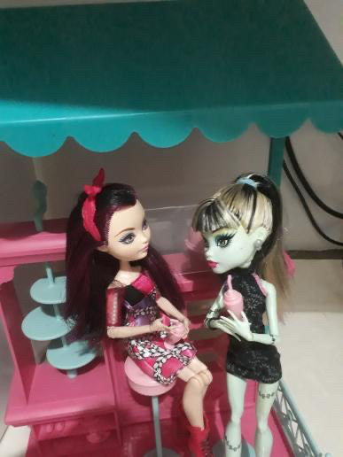 Monster High e Ever After High na Confeitaria da Barbie