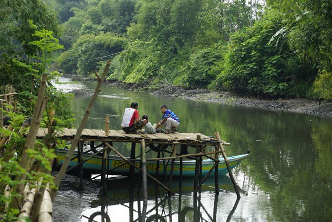 Penyewaan perahu bagi yang ingin melintasi sungai
