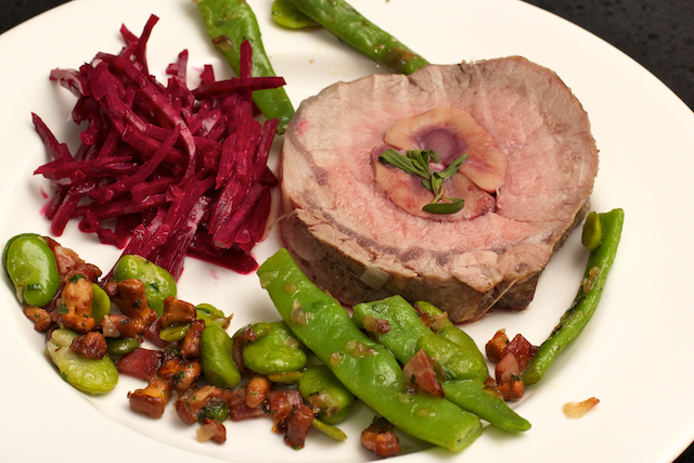 Kalbsnierenbraten, Bohnen und Rote Beete Kalbsnierenbraten, Bohnen und Rote Beete