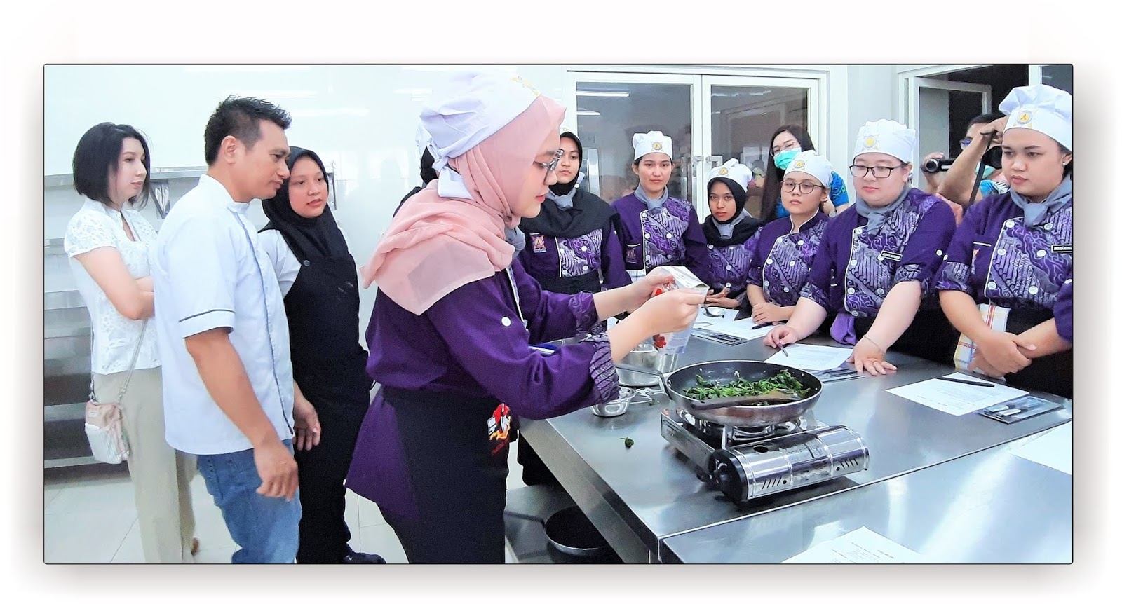 FOOD UNIVERSITY INDONESIA Belajar Memasak Menu Perancis “Salmon en Croute”