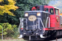 嵯峨野　竹林の道　踏切を走るトロッコ列車