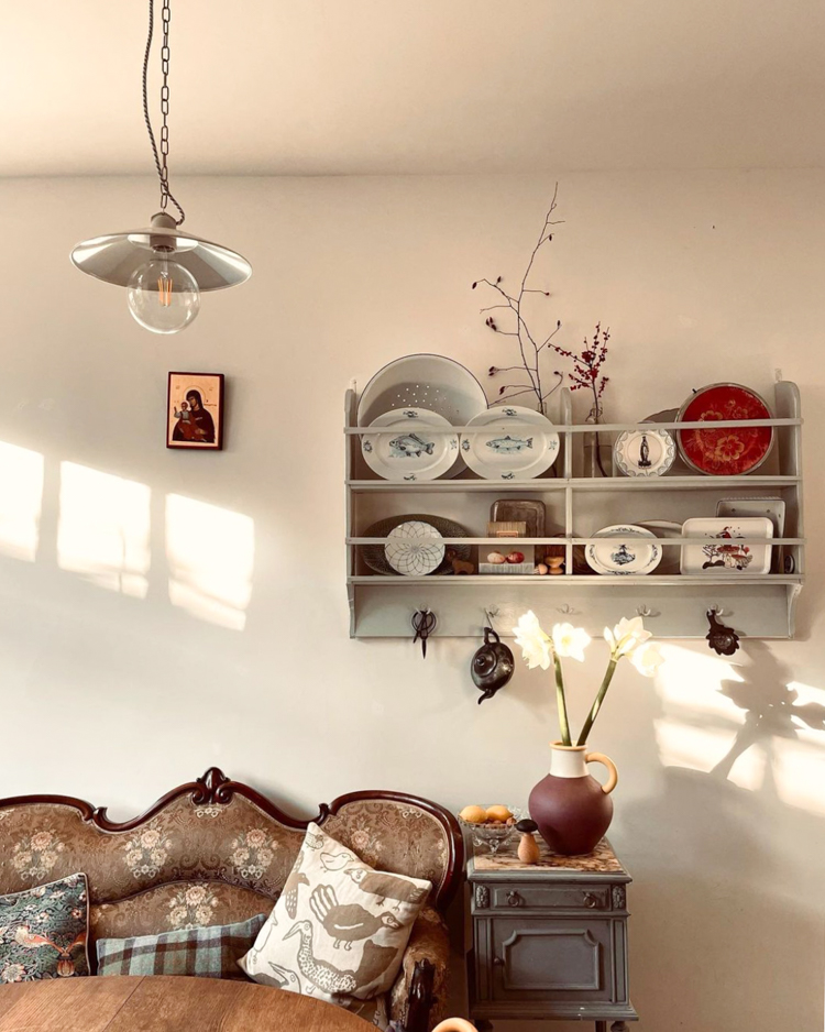 A Warm and Relaxed Artists Home Full of Vintage Finds