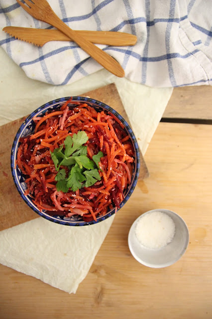 Cuillère et saladier : Salade betterave-carotte à la noix de coco