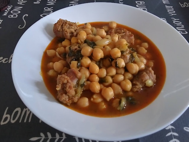 Potaje de garbanzos con butifarra