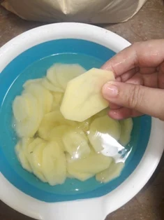 cut-the-potato-into-slices