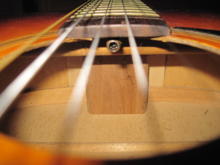 Escape From Office: Tips Membedakan Gitar Akustik Ori dan Custom