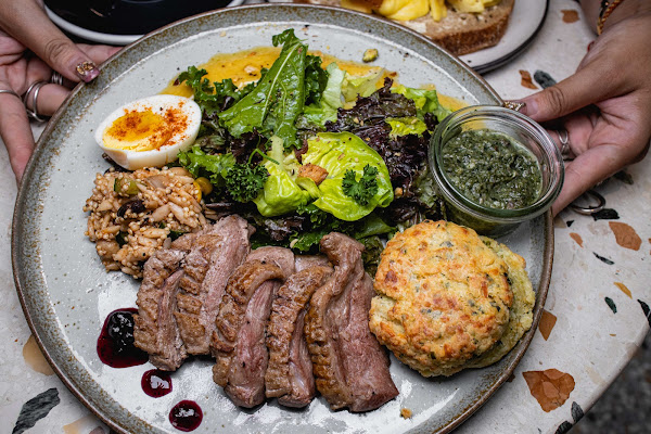 台中早午餐【很多咖啡Manni Café】中區美食!柳川畔的老宅咖啡廳是台中街頭的世外桃源!除了甜點咖啡還有精緻的早午餐!