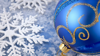 Kerst wallpaper met blauwe bal en witte sterren