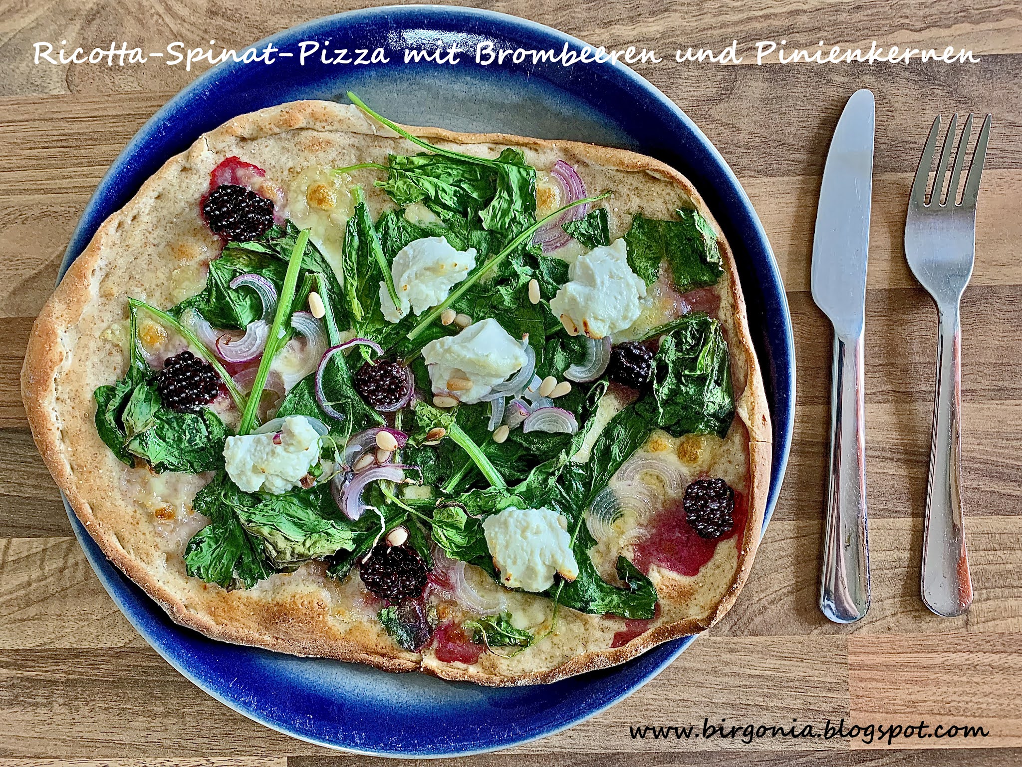 birgonia: Ricotta-Spinat-Pizza mit Brombeeren und Pinienkernen