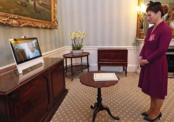 Queen Elizabeth wore a sky blue dress and gold diamond brooch, pearl necklace