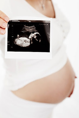 Schwangerschaftsbauch und Ultraschallfoto