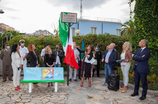 panchina Oltre il genere-la targa