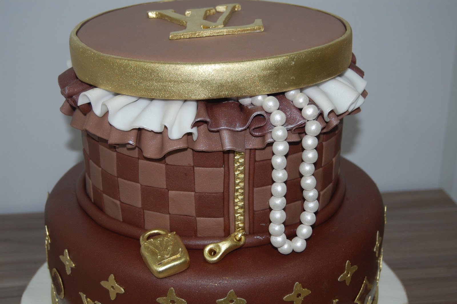 LV Louis Vuitton Cake Luxury 路易威登 款 蛋糕, Food & Drinks, Gift