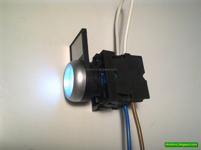 Белая плоская кнопка с фиксацией Eaton M22 Moeller RMQ-Titan с включенной подсветкой